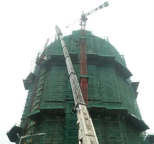 陆河吊车在工地上作业